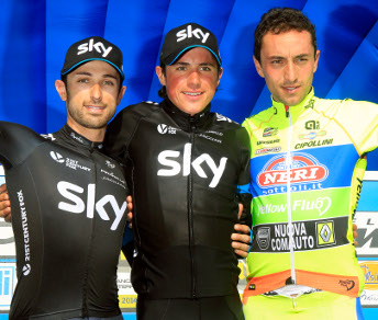 Il podio finale con Peter Kennaugh tra Dario Cataldo (a sx) e Matteo Rabottini (a dx) © Bettiniphoto