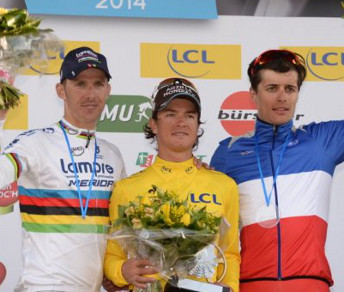 Carlos Betancur sul podio della Parigi-Nizza. Con Lui l'iridato Rui Costa ed Arthur Vichot © letour.fr