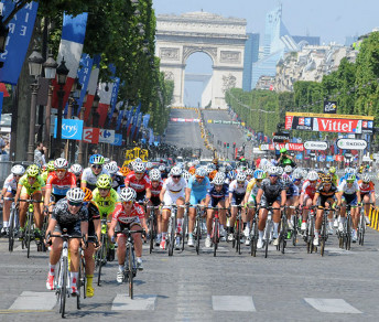 Durante La Course il gruppo attraversa gli Champs-Élyséese © James Startt