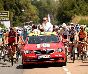 Christian Prudhomme, direttore del Tour de France, a bordo di un'ammiraglia Skoda © www.auto-mania.cz