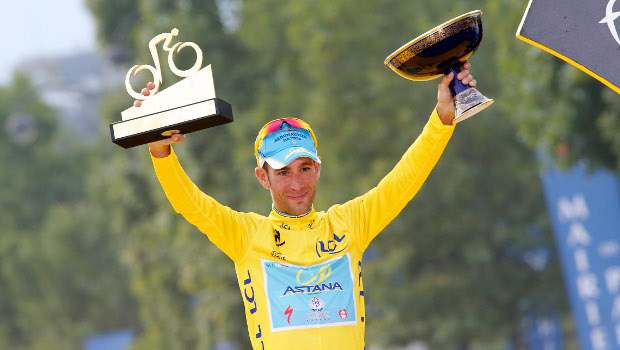 Vincenzo Nibali sul podio degli Champs-Élysées: il Tour de France è suo © Bettiniphoto