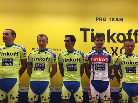 Alcuni corridori della Tinkoff-Saxo con le divise per il 2015