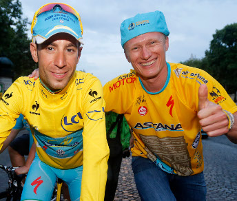 Vincenzo Nibali ed Alexandre Vinokourov festeggiano la vittoria del Tour de France © Bettiniphoto