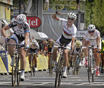 Marianne Vos batte Kirsten Wild sugli Champs-Élysées © raboliv.com