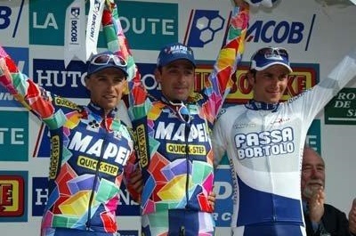 Ivan Basso sul podio della Liegi 2002 con Stefano Garzelli e Paolo Bettini © Sunada