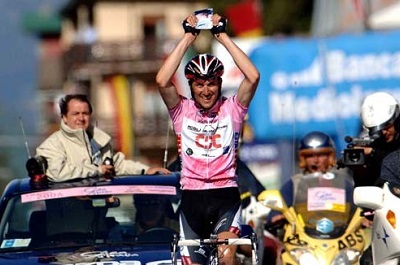 Il celebre arrivo di Basso all'Aprica e la dedica al piccolo Santiago © Tim De Waele