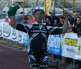 Il vittorioso arrivo di Marco Aurelio Fontana al Tricolore di Pezze di Greco © Cicloweb.it