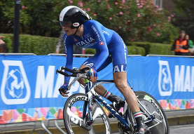 Filippo Ganna in azione a cronometro in maglia azzurra © Federciclismo.it 