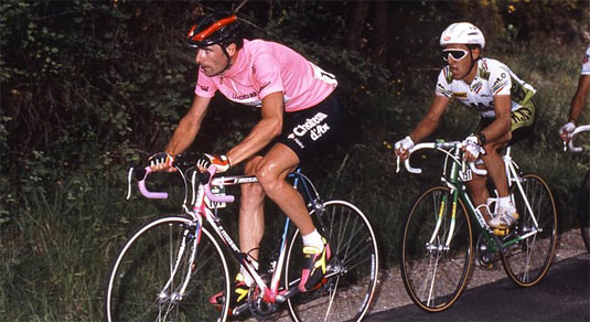 Gianni Bugno in maglia rosa al Giro d'Italia 1990 © www.granfondonews.it