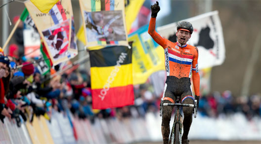 L'arrivo solitario di Mathieu Van der Poel al Mondiale di Ciclocross © Cyklokros.cz