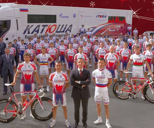 Il Team Katusha posa con la nuova divisa